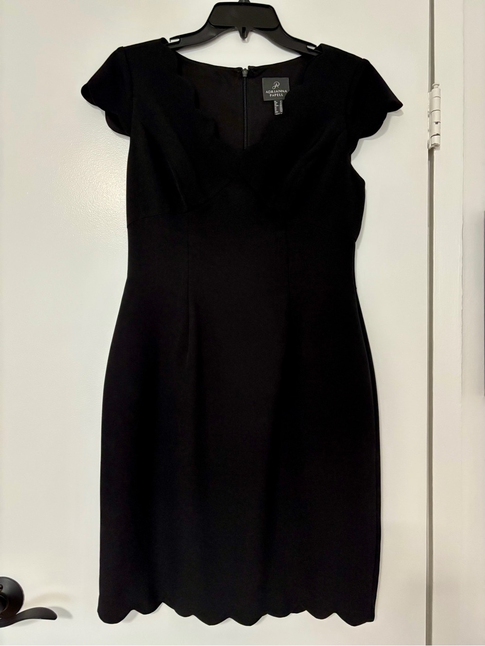 ADRIANNA PAPELL Black Scalloped Cap Sleeve V Neck Dress